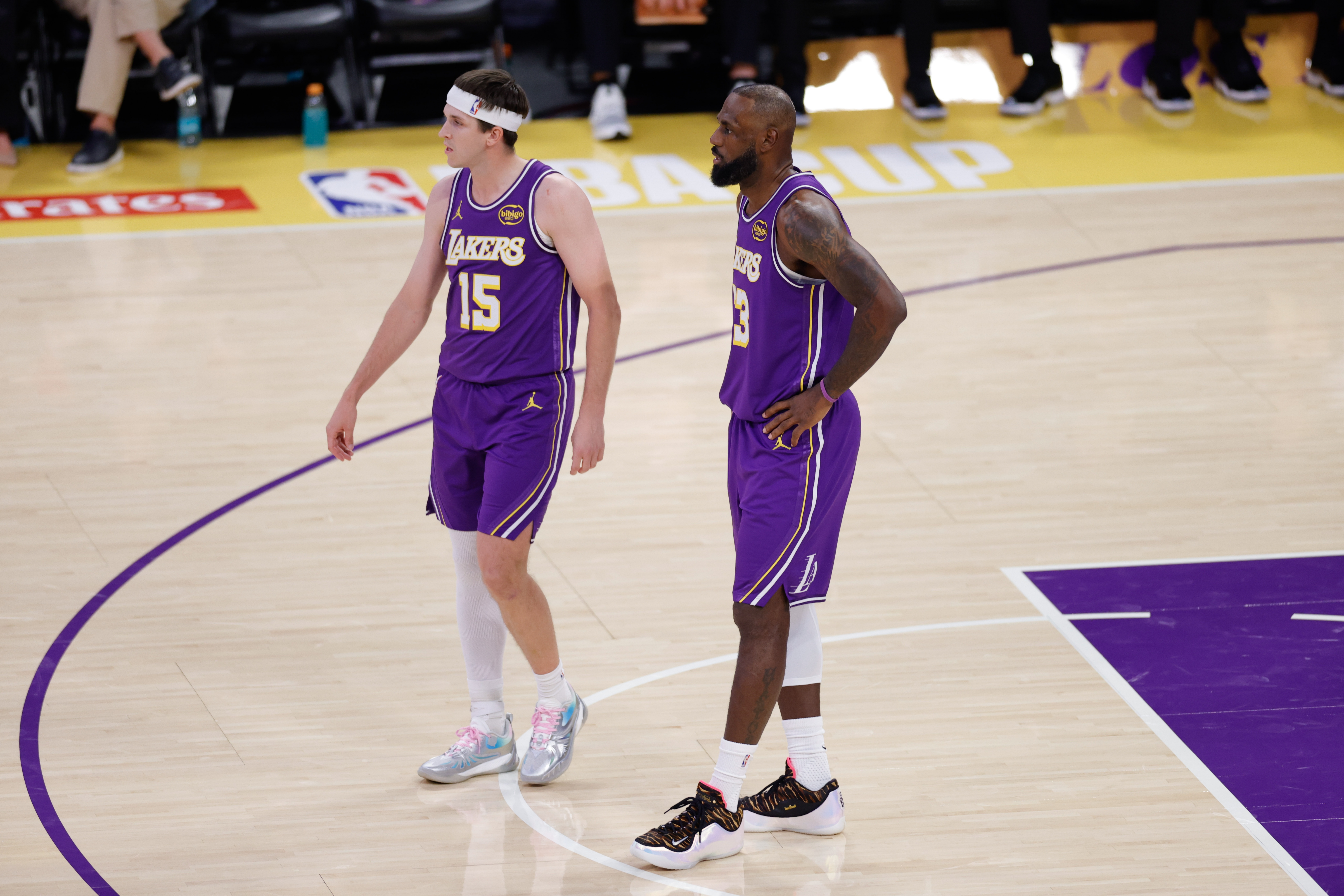 世界杯官方软件-👀詹姆斯晒照庆祝拿下掘金！里夫斯现身评论区：🐐！